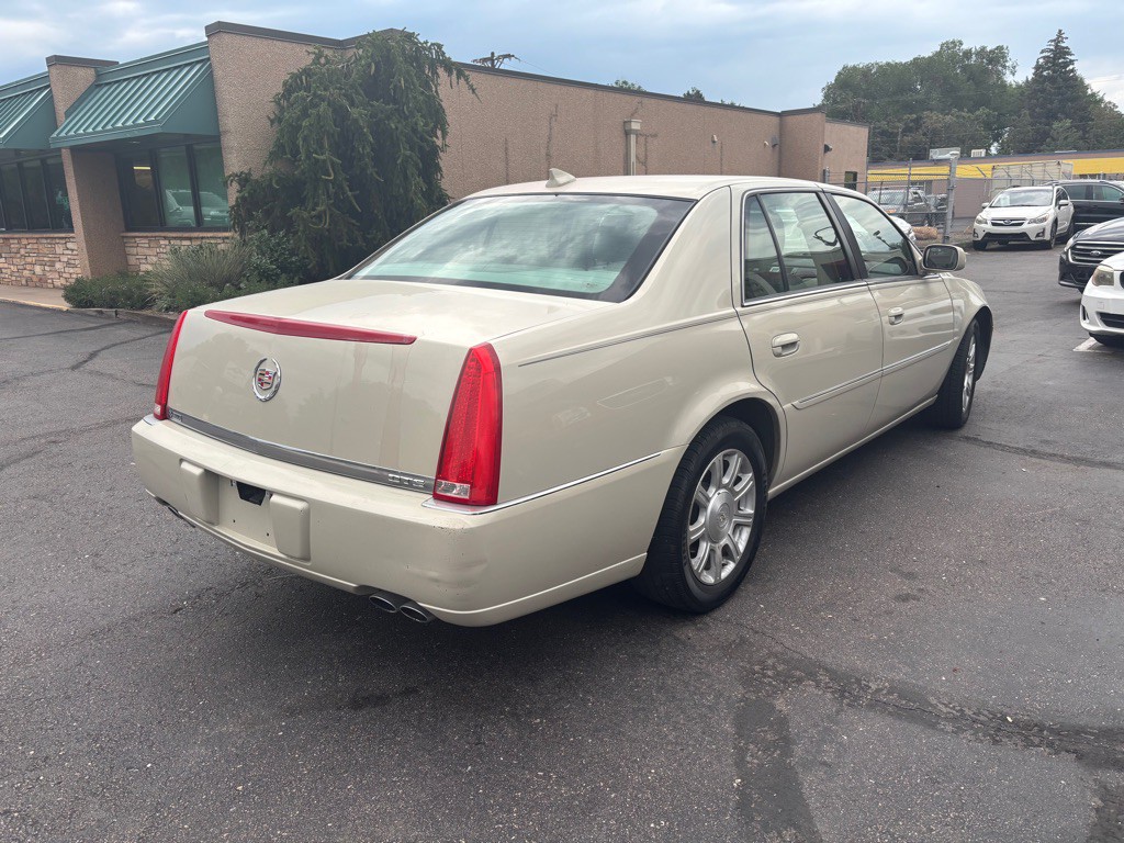 2011 Cadillac DTS Image 4