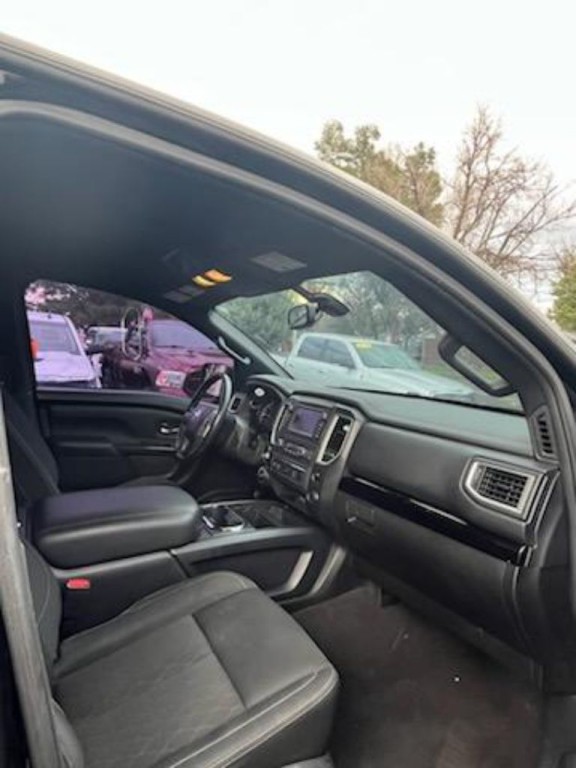 2019 Nissan Titan Image 9