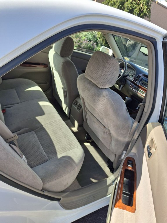2004 Toyota Camry Image 10