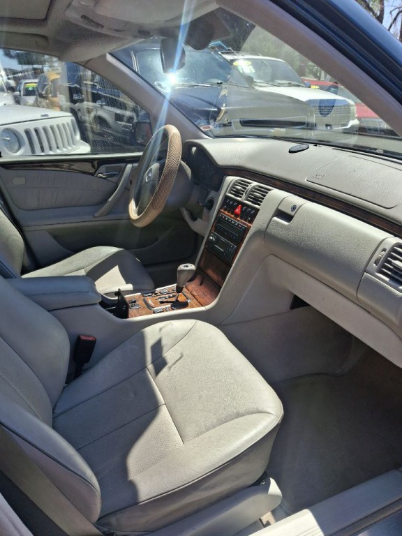 2000 Mercedes-Benz E-Class Image 9