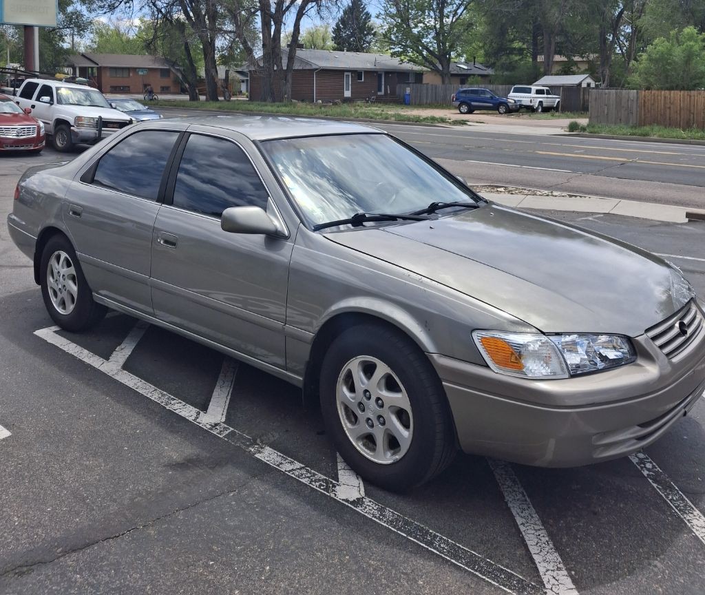 2000 Toyota Camry Image 2