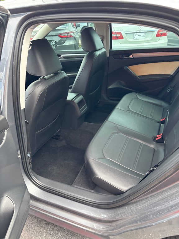 2015 Volkswagen Passat Image 11
