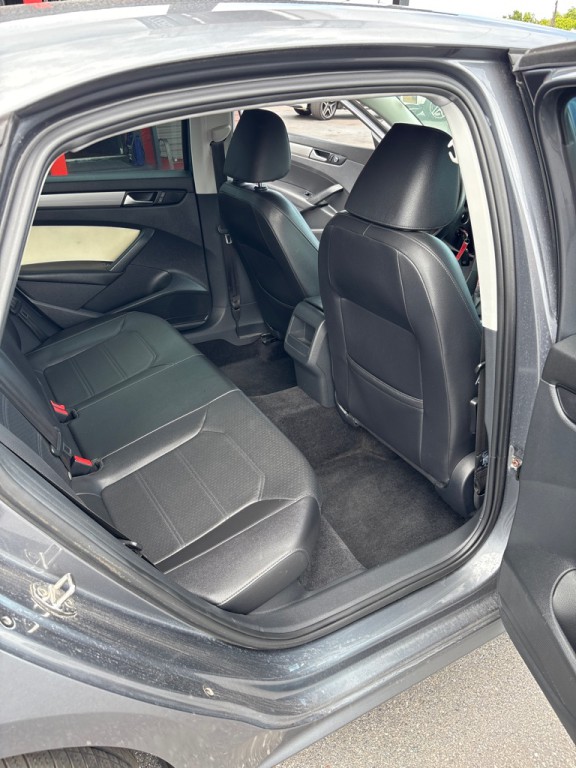 2015 Volkswagen Passat Image 14