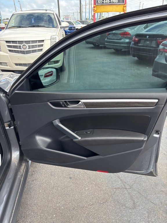 2015 Volkswagen Passat Image 17