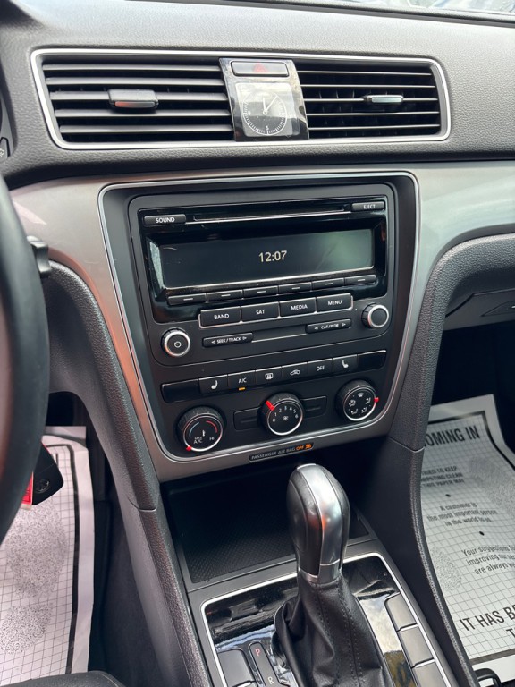 2015 Volkswagen Passat Image 19