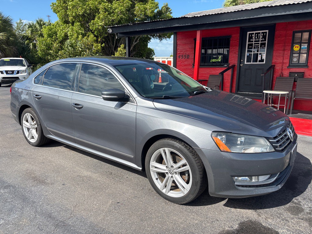 2013 Volkswagen Passat Image 1