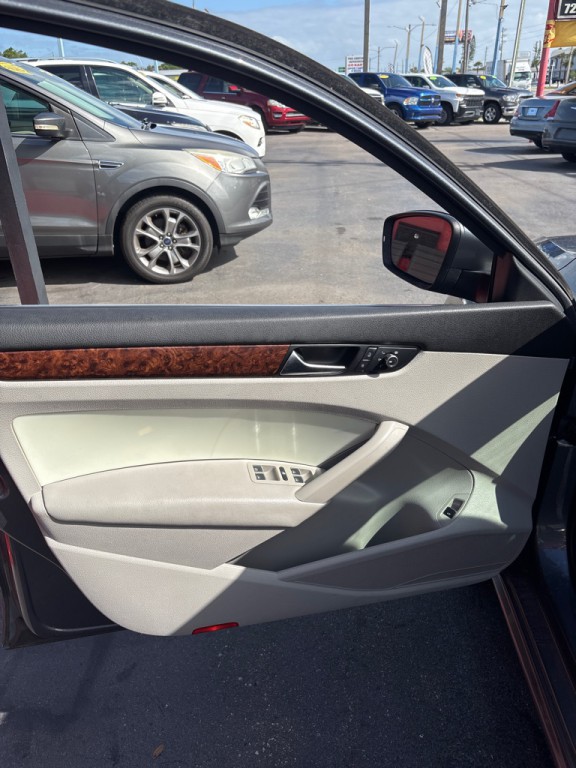 2013 Volkswagen Passat Image 10