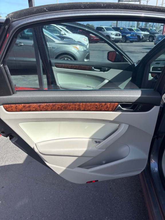 2013 Volkswagen Passat Image 12