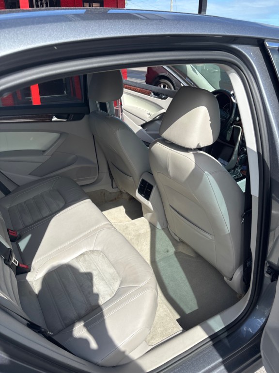 2013 Volkswagen Passat Image 13