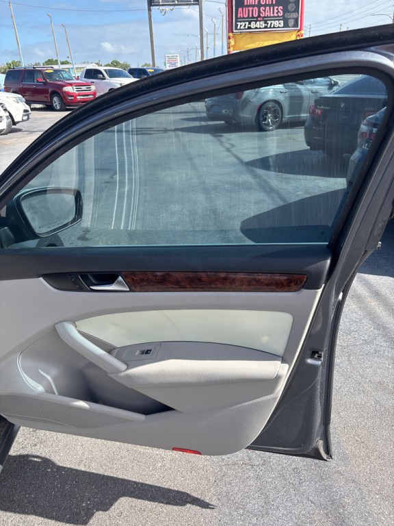 2013 Volkswagen Passat Image 16