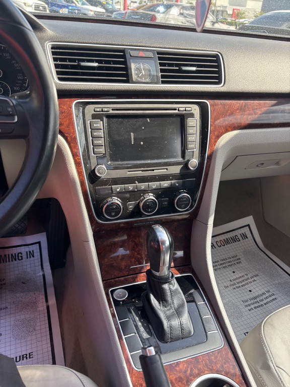 2013 Volkswagen Passat Image 18