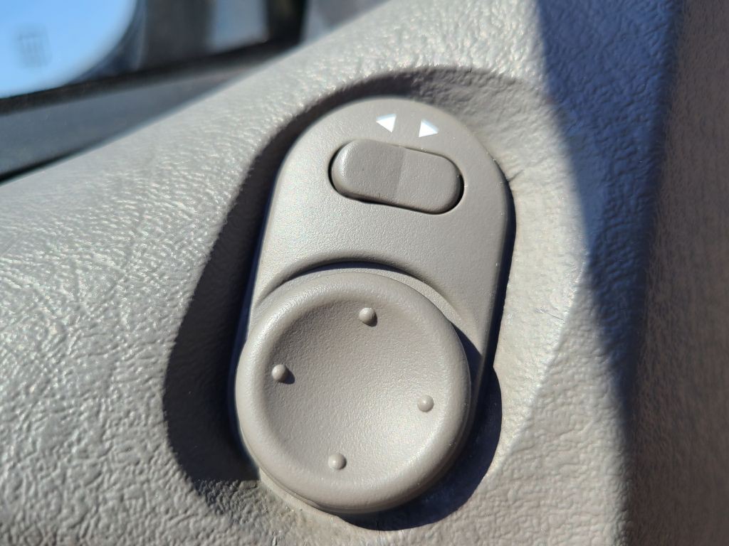 2000 Saturn L200 Image 12