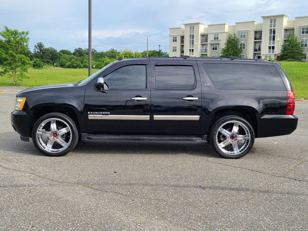 2008 Chevrolet Suburban Image 2