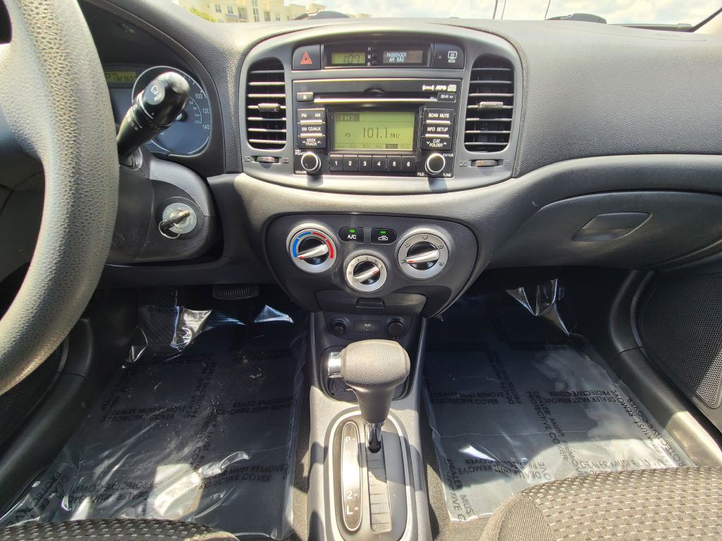 2009 Hyundai Accent Image 10