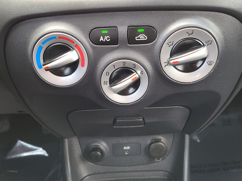 2009 Hyundai Accent Image 13