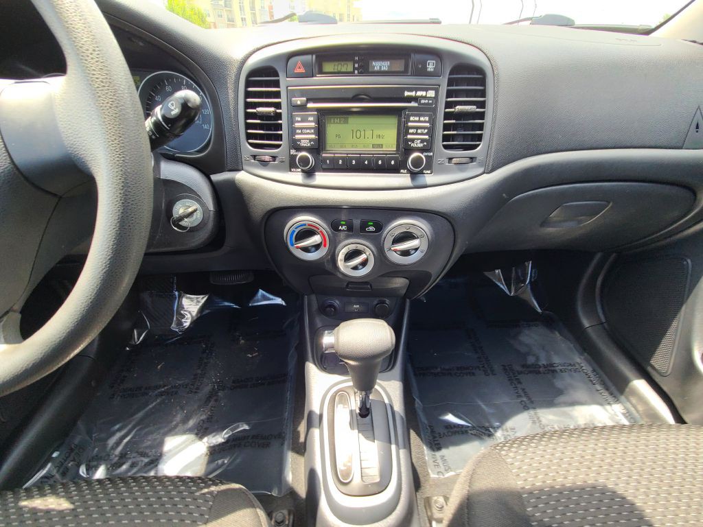 2009 Hyundai Accent Image 33