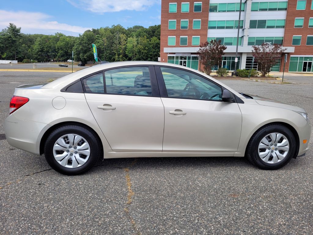 2014 Chevrolet Cruze Image 2