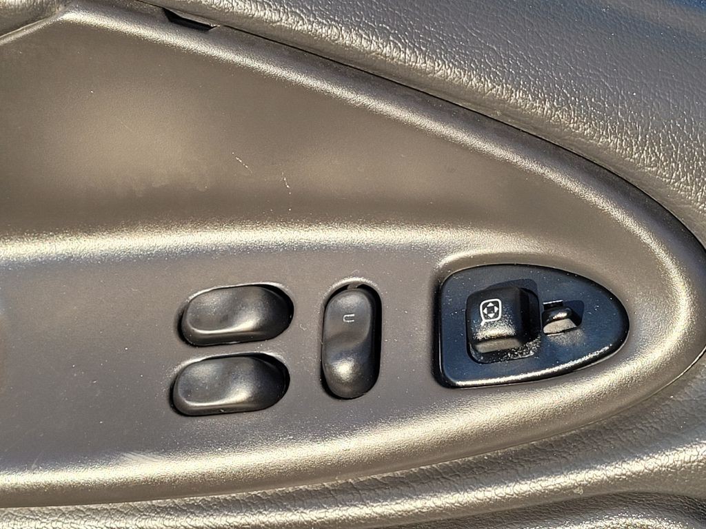 2000 Ford Mustang Image 17