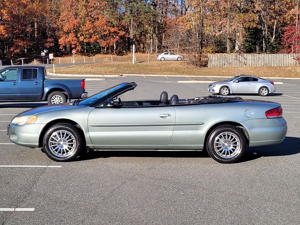 2004 Chrysler Sebring Image 2