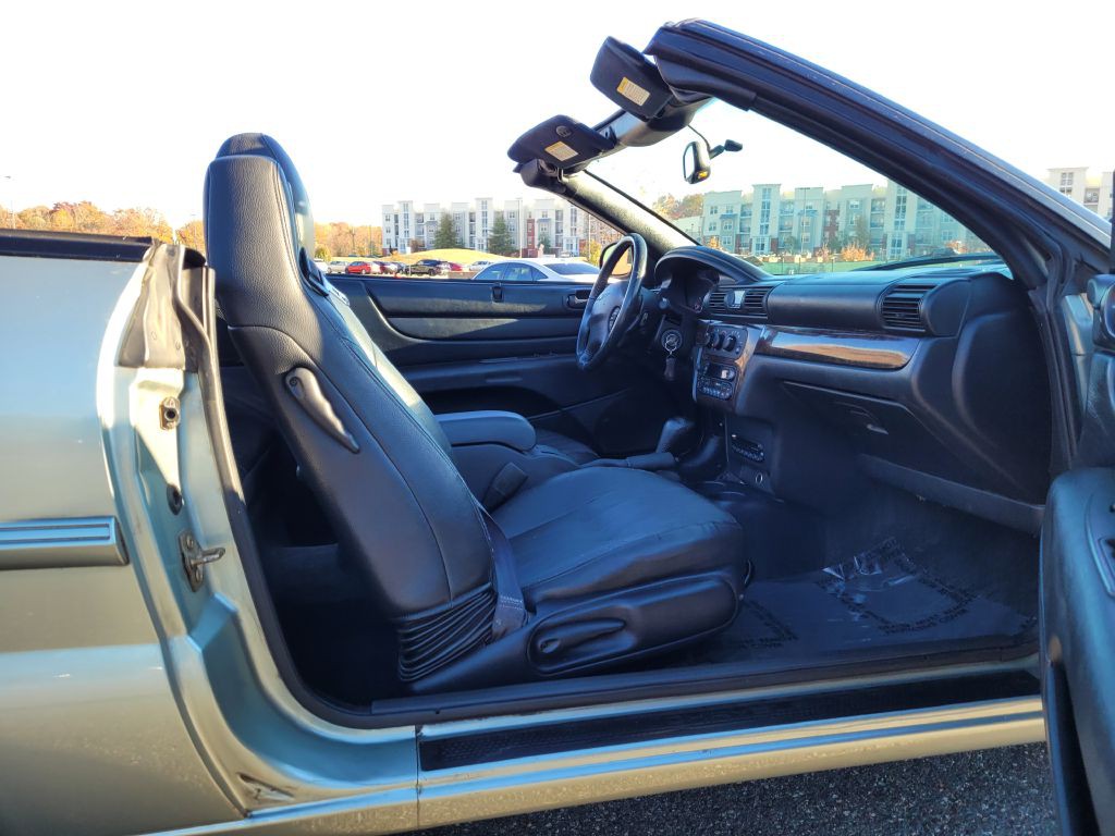 2004 Chrysler Sebring Image 12