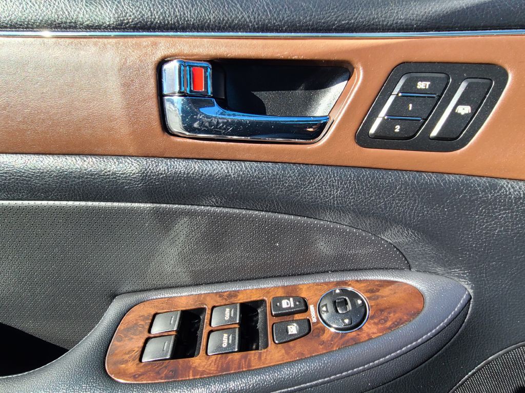 2009 Hyundai Genesis Image 10