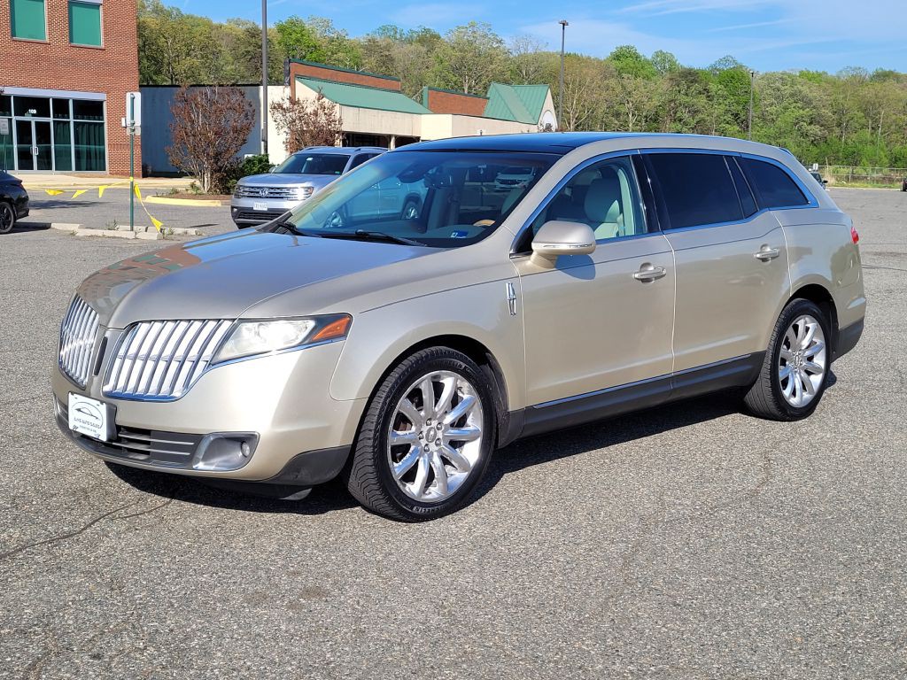 2010 Lincoln MKT Image 1