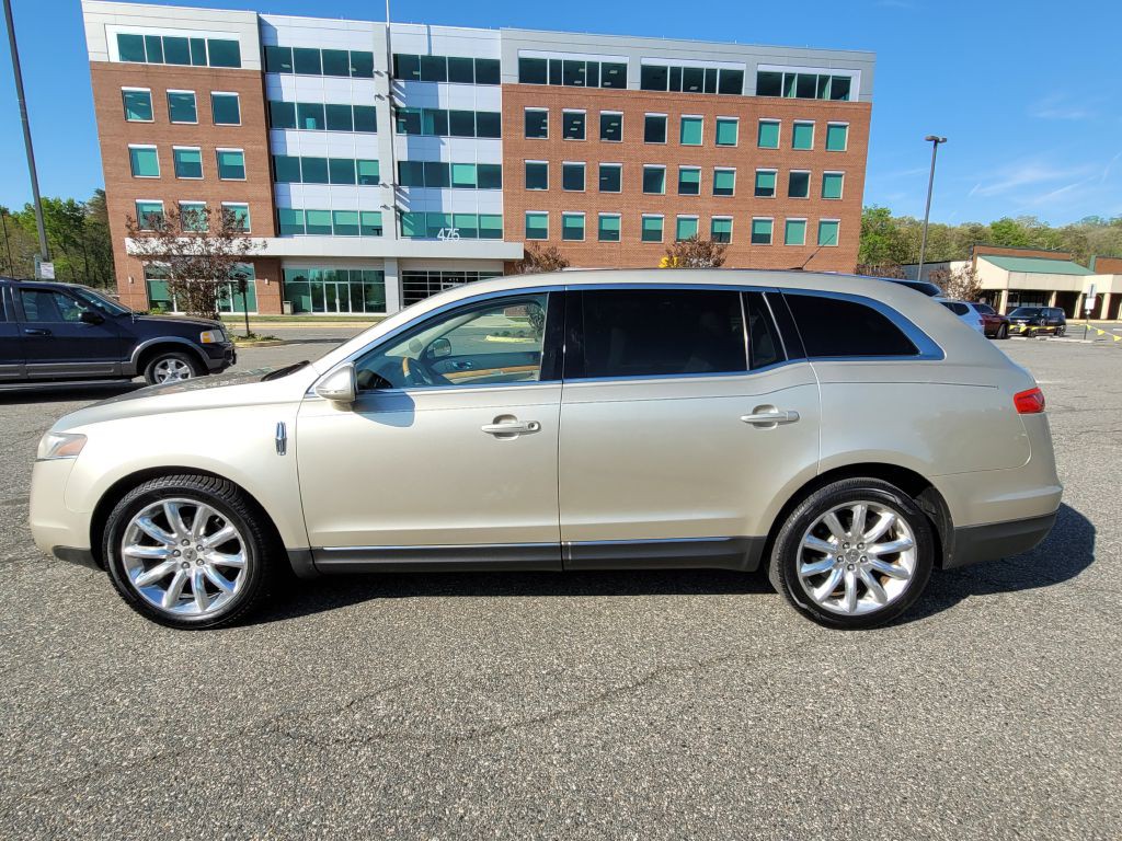 2010 Lincoln MKT Image 2