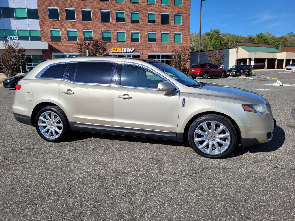 2010 Lincoln MKT Image 4