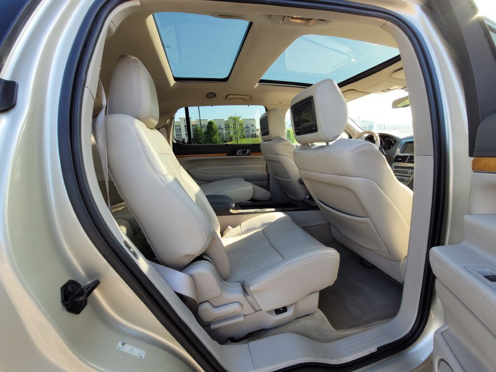 2010 Lincoln MKT Image 11