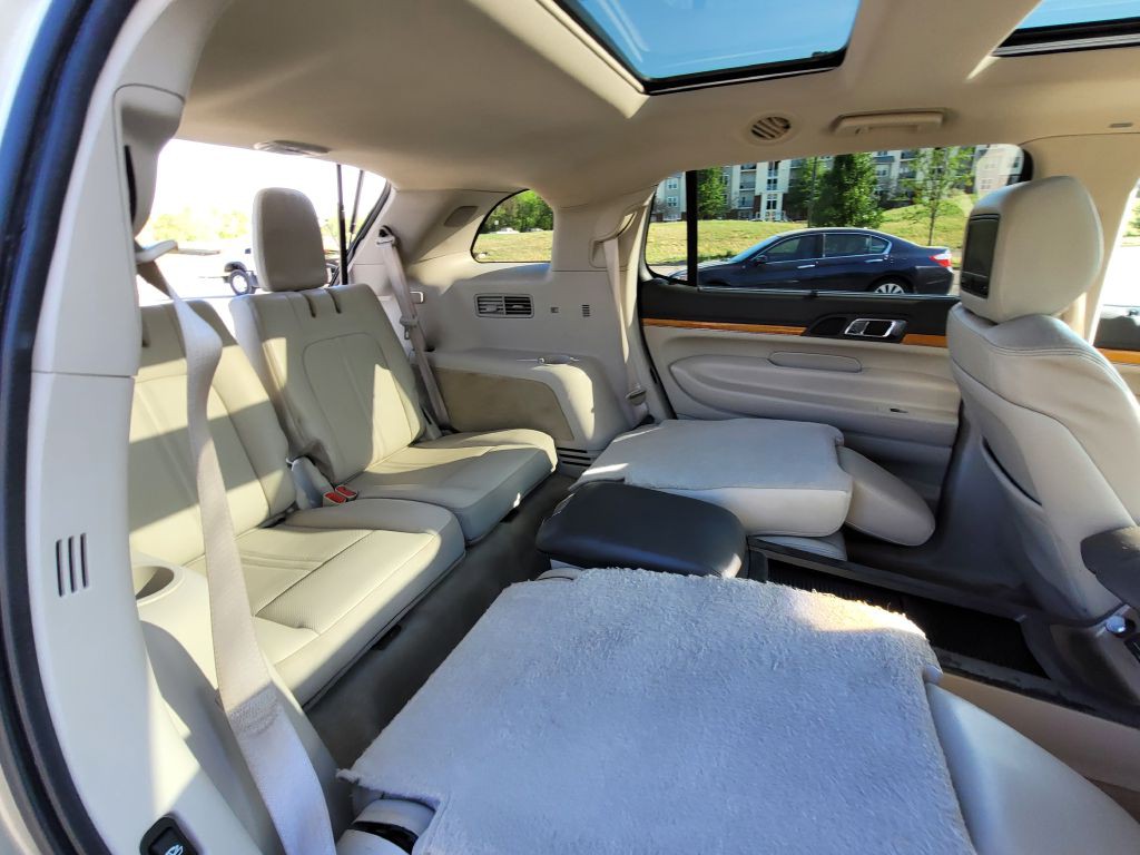 2010 Lincoln MKT Image 12