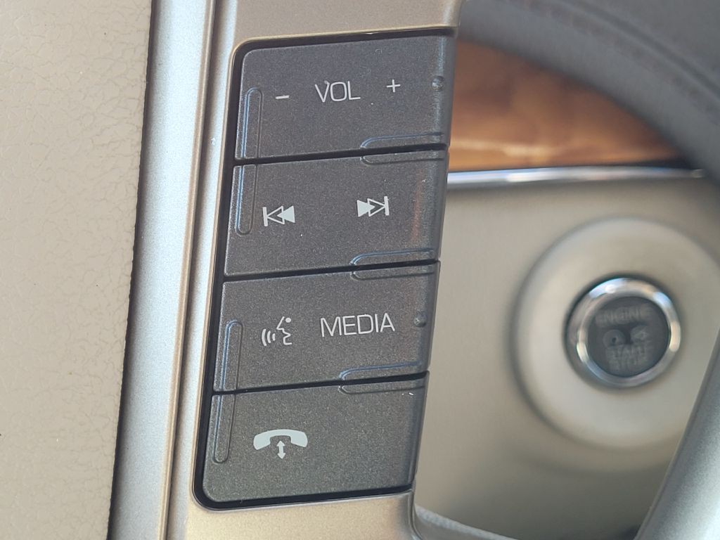 2010 Lincoln MKT Image 19