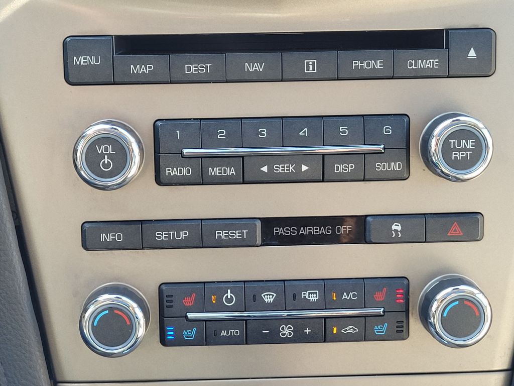 2010 Lincoln MKT Image 27