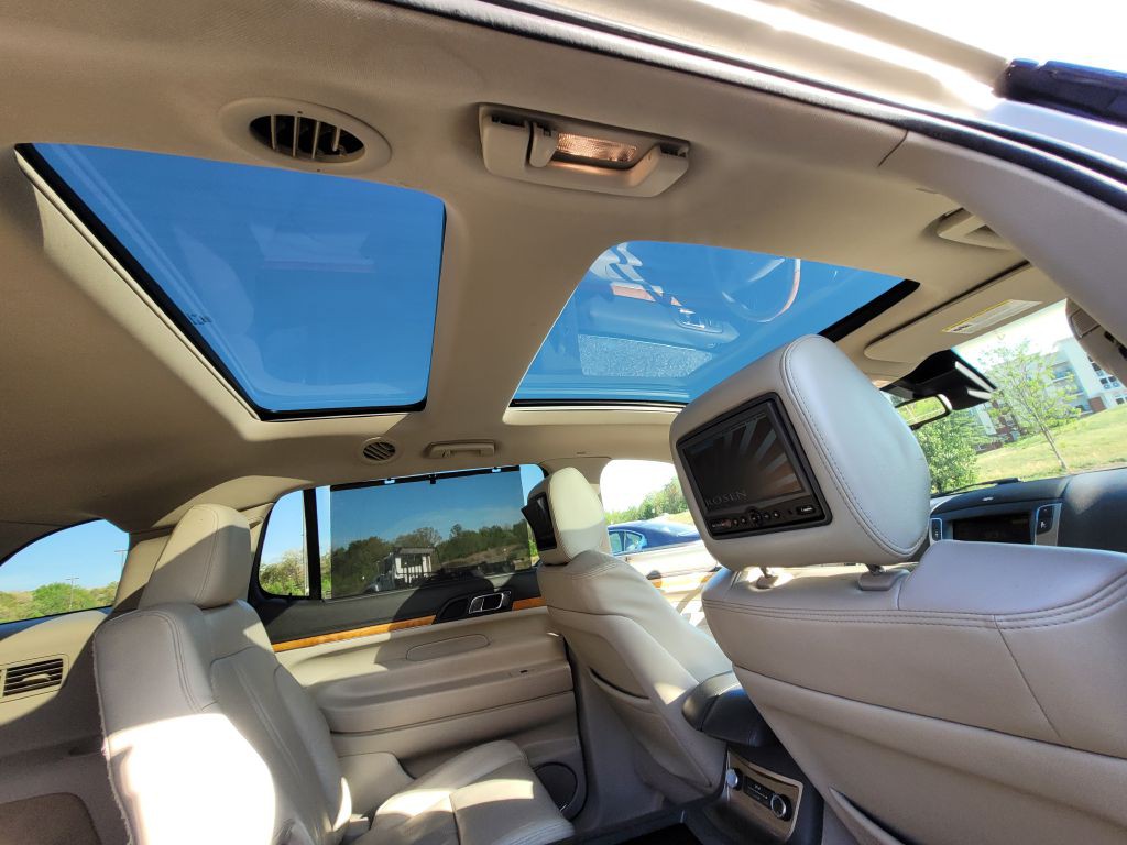 2010 Lincoln MKT Image 40