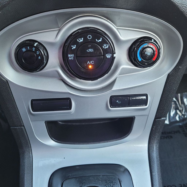 2015 Ford Fiesta Image 22
