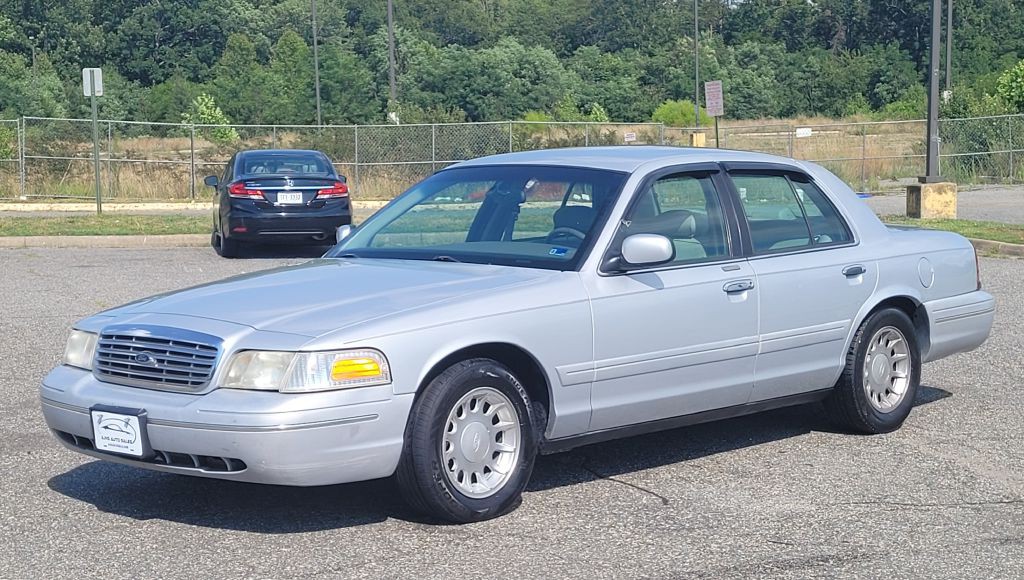 2000 Ford Crown Victoria Image 1