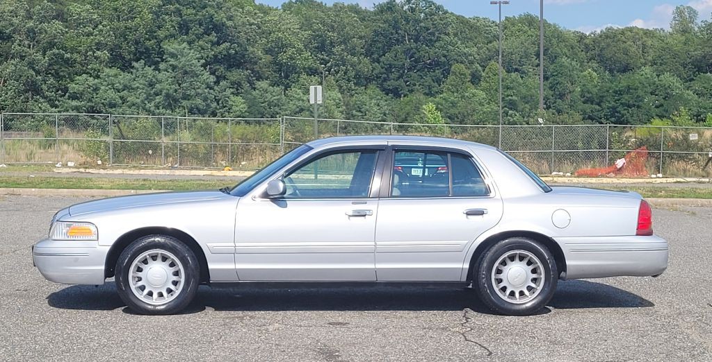 2000 Ford Crown Victoria Image 2