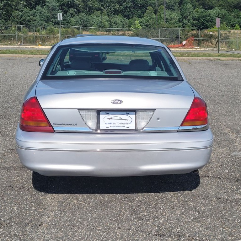 2000 Ford Crown Victoria Image 3