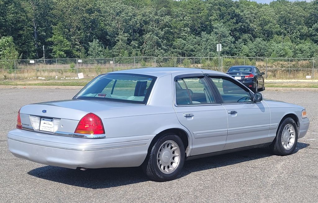 2000 Ford Crown Victoria Image 4