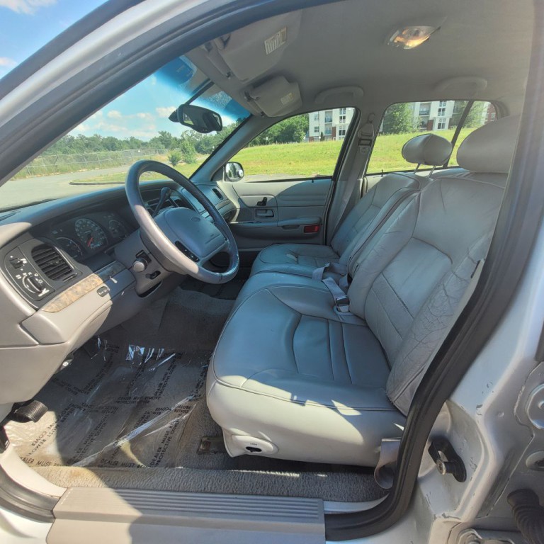 2000 Ford Crown Victoria Image 8