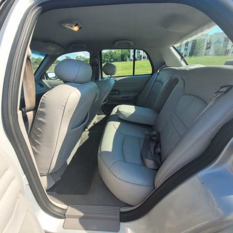 2000 Ford Crown Victoria Image 13