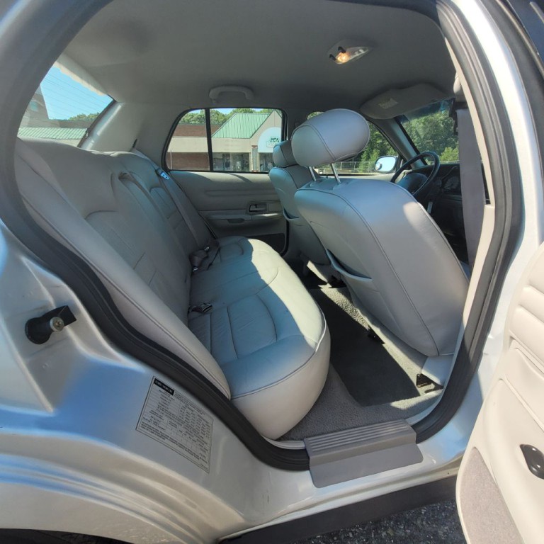 2000 Ford Crown Victoria Image 15