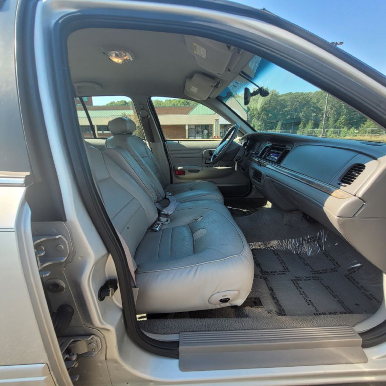 2000 Ford Crown Victoria Image 16