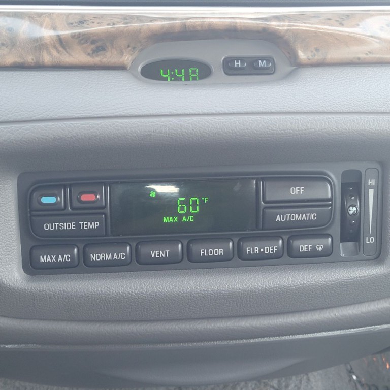 2000 Ford Crown Victoria Image 17