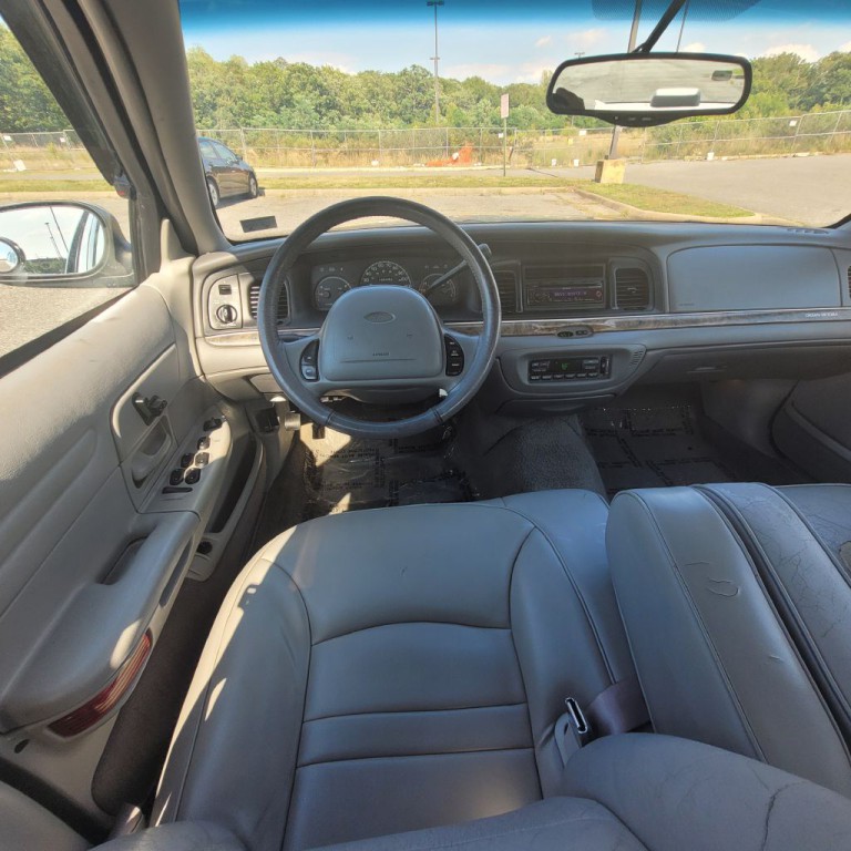 2000 Ford Crown Victoria Image 21