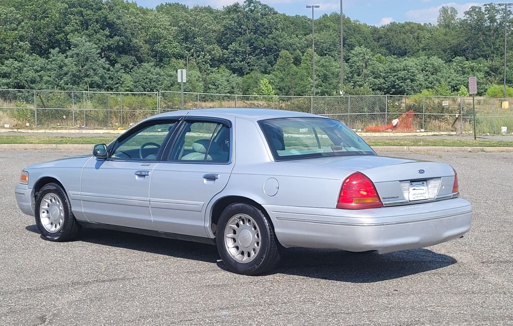 2000 Ford Crown Victoria Image 28