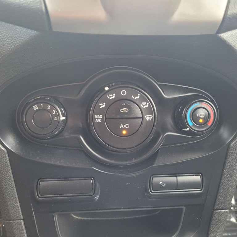 2013 Ford Fiesta Image 18