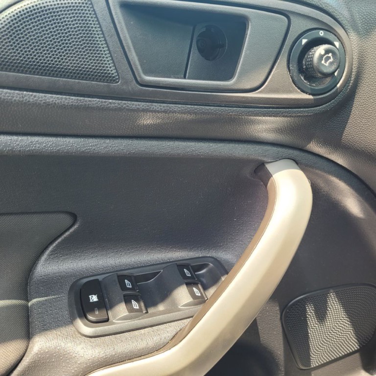 2013 Ford Fiesta Image 36