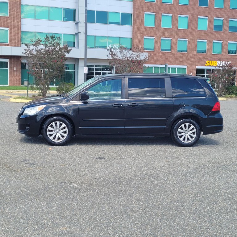 2014 Volkswagen Routan Image 2