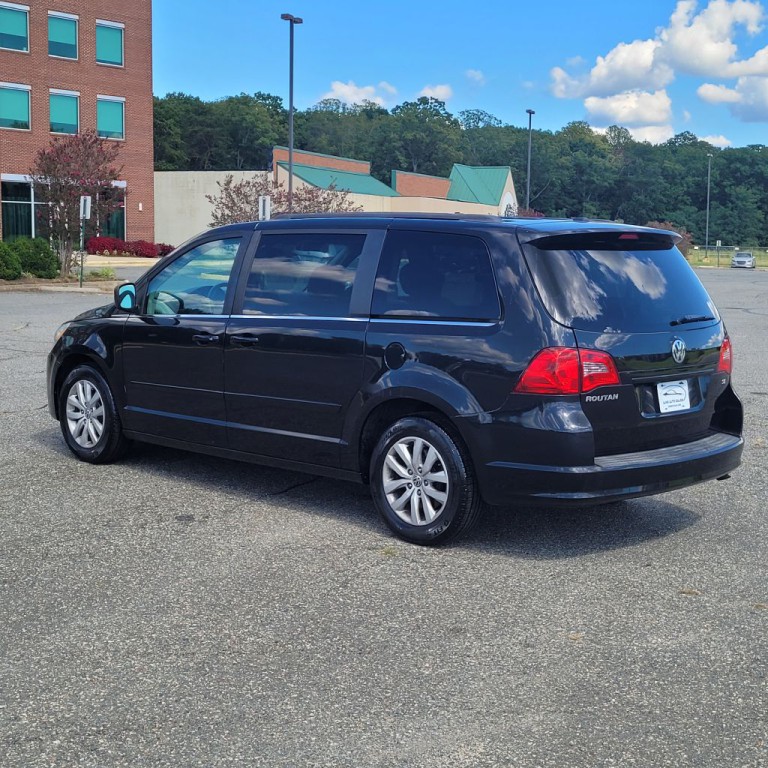 2014 Volkswagen Routan Image 3