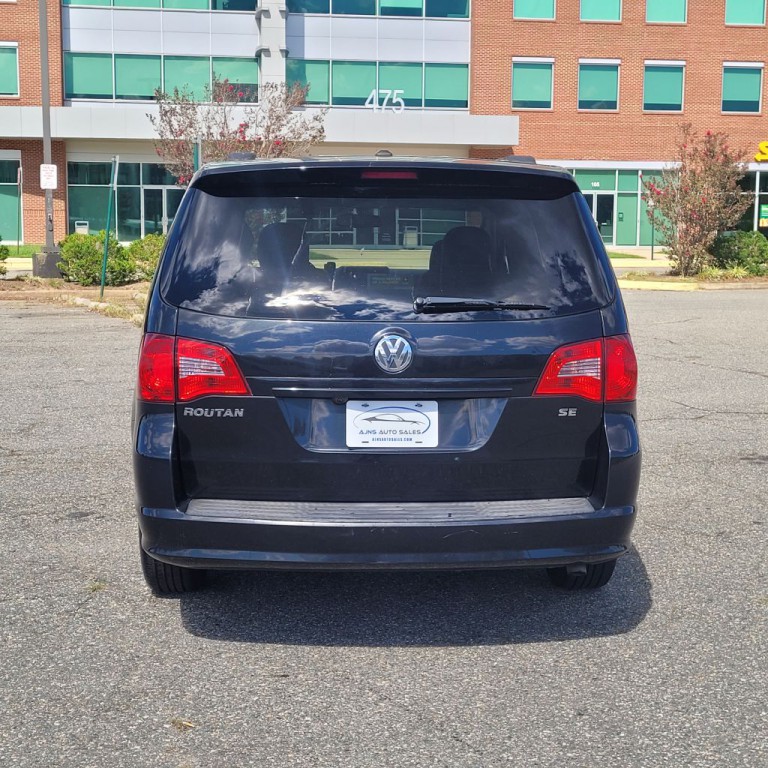 2014 Volkswagen Routan Image 4